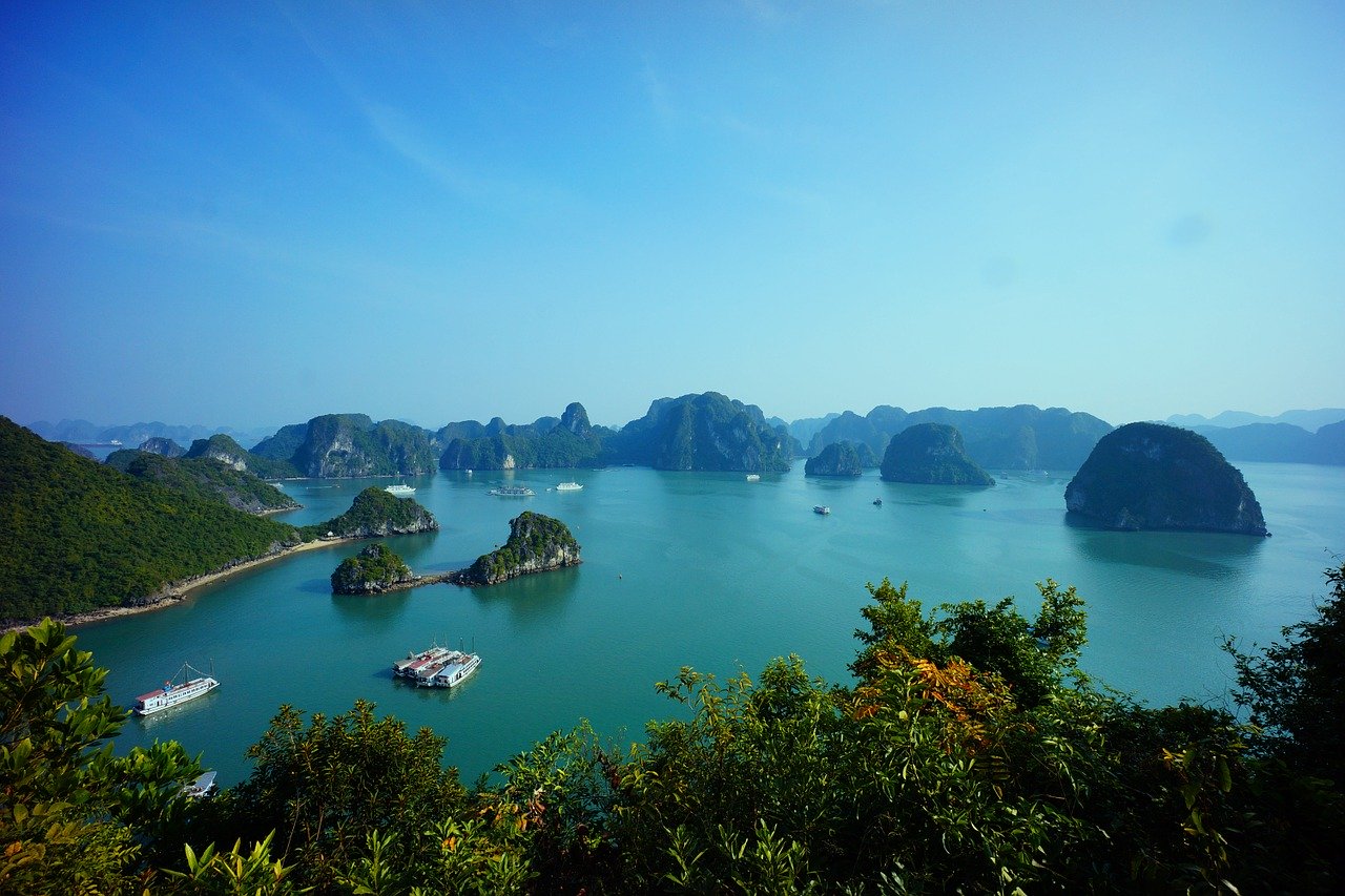 halong-bay-vietnam